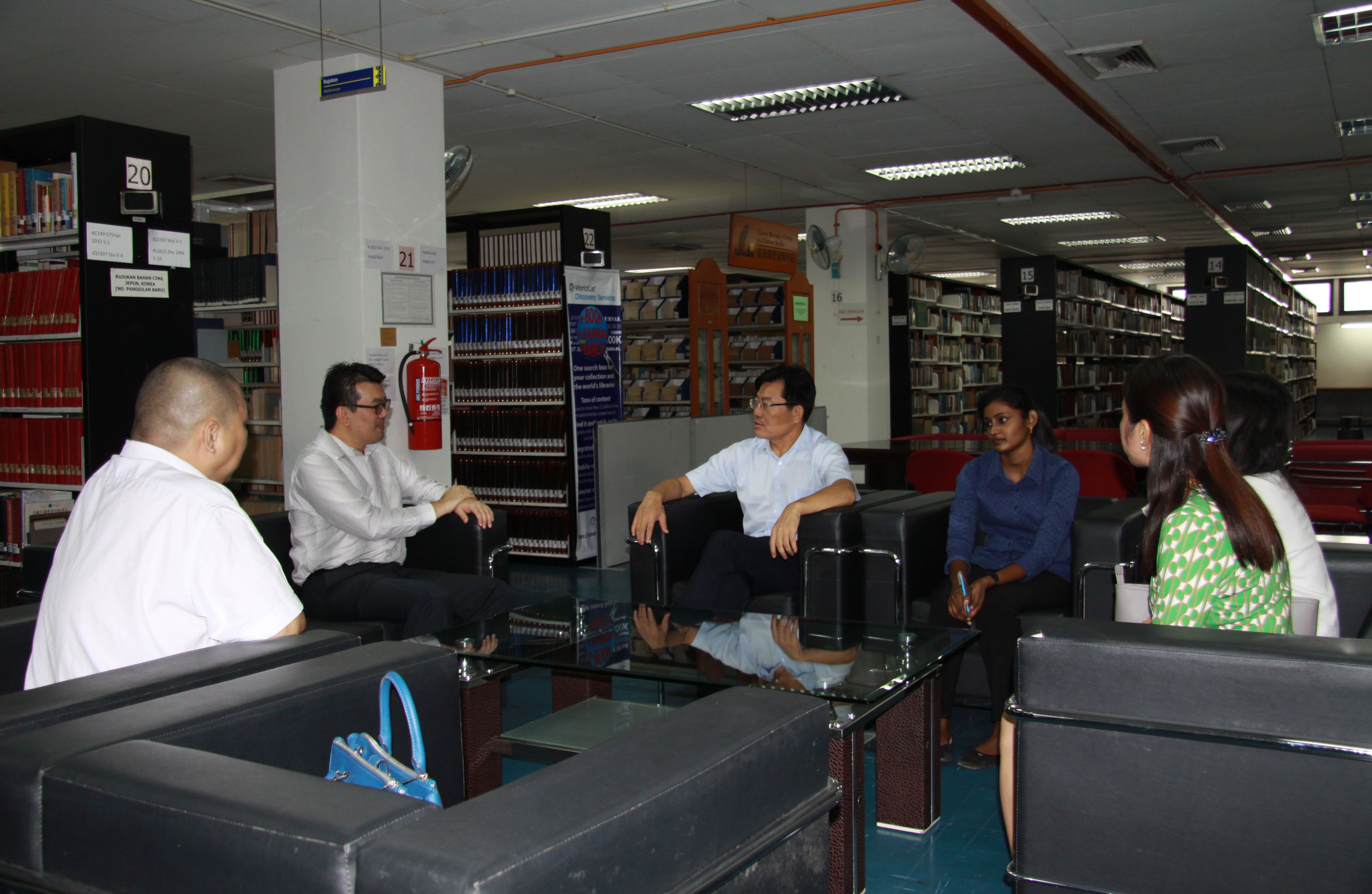 在马来亚大学图书馆座谈交流
