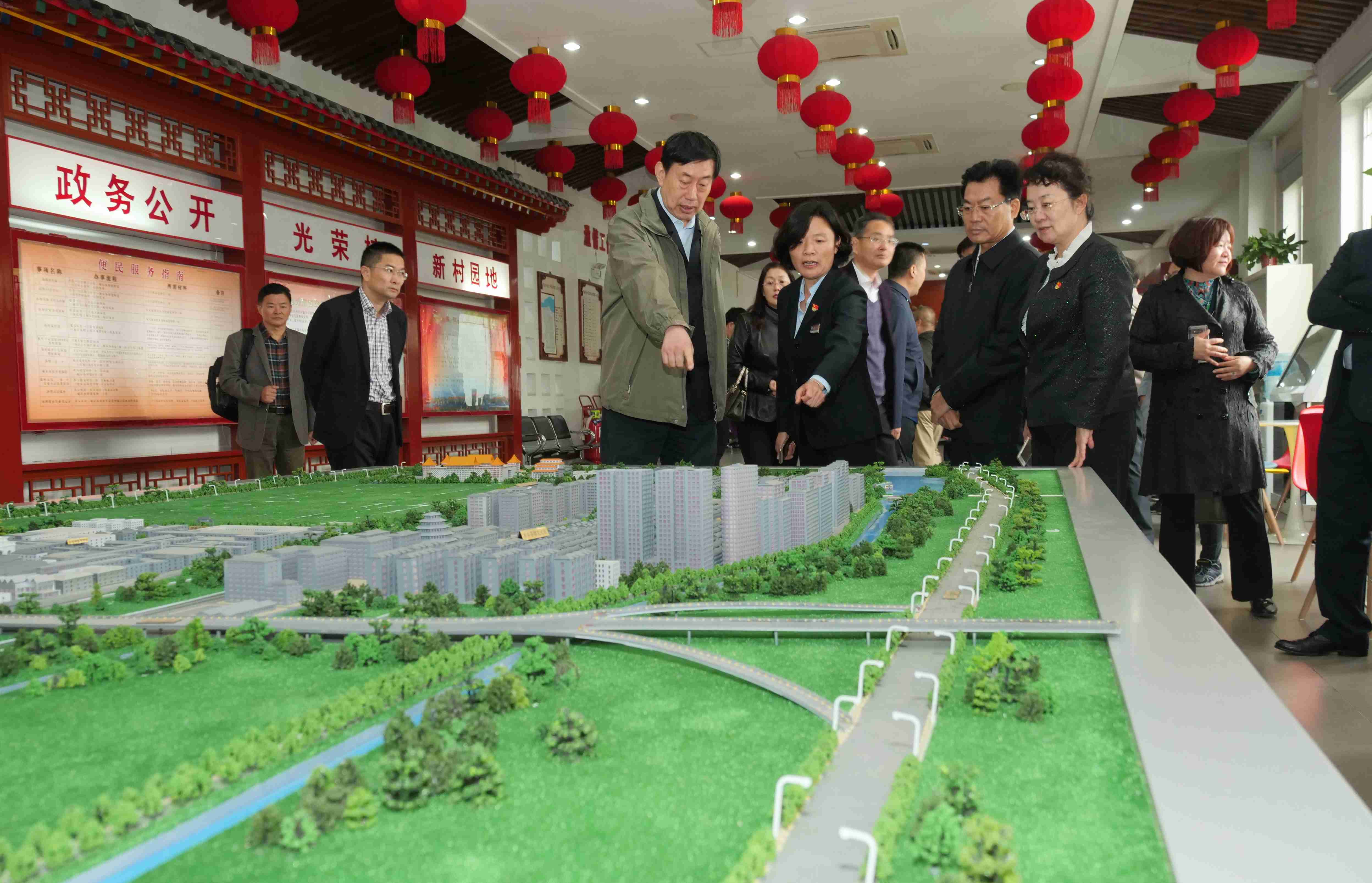 李培林一行参观高碑店村史博物馆