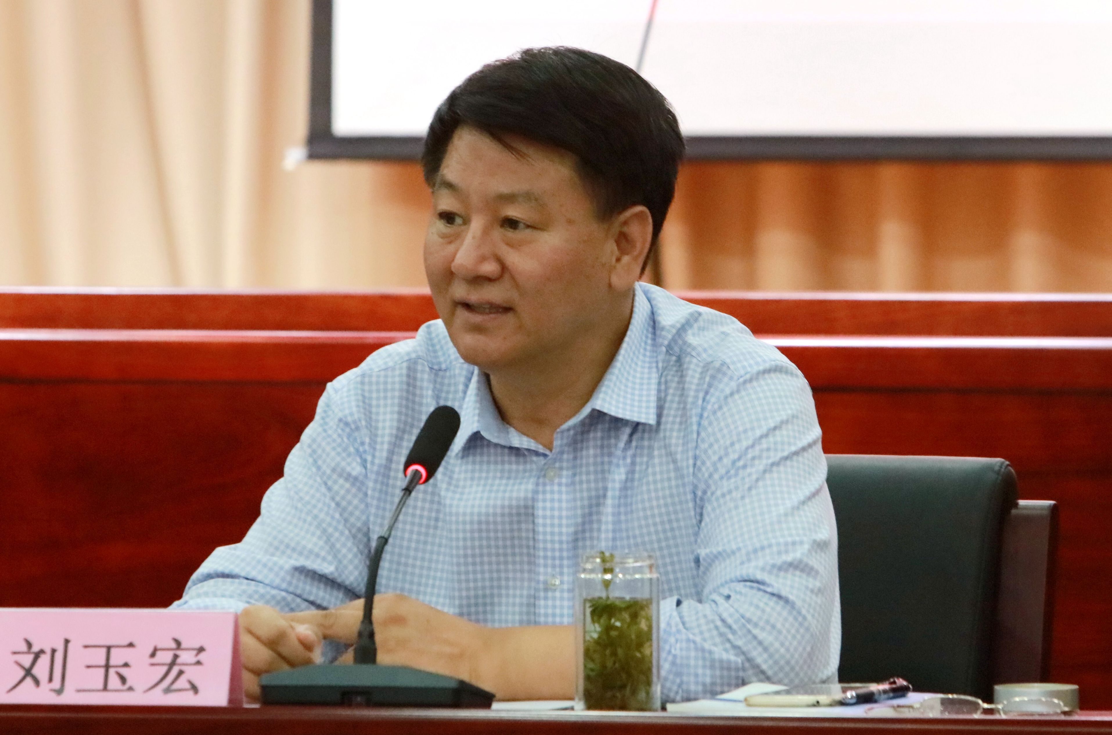 刘玉宏出席会议