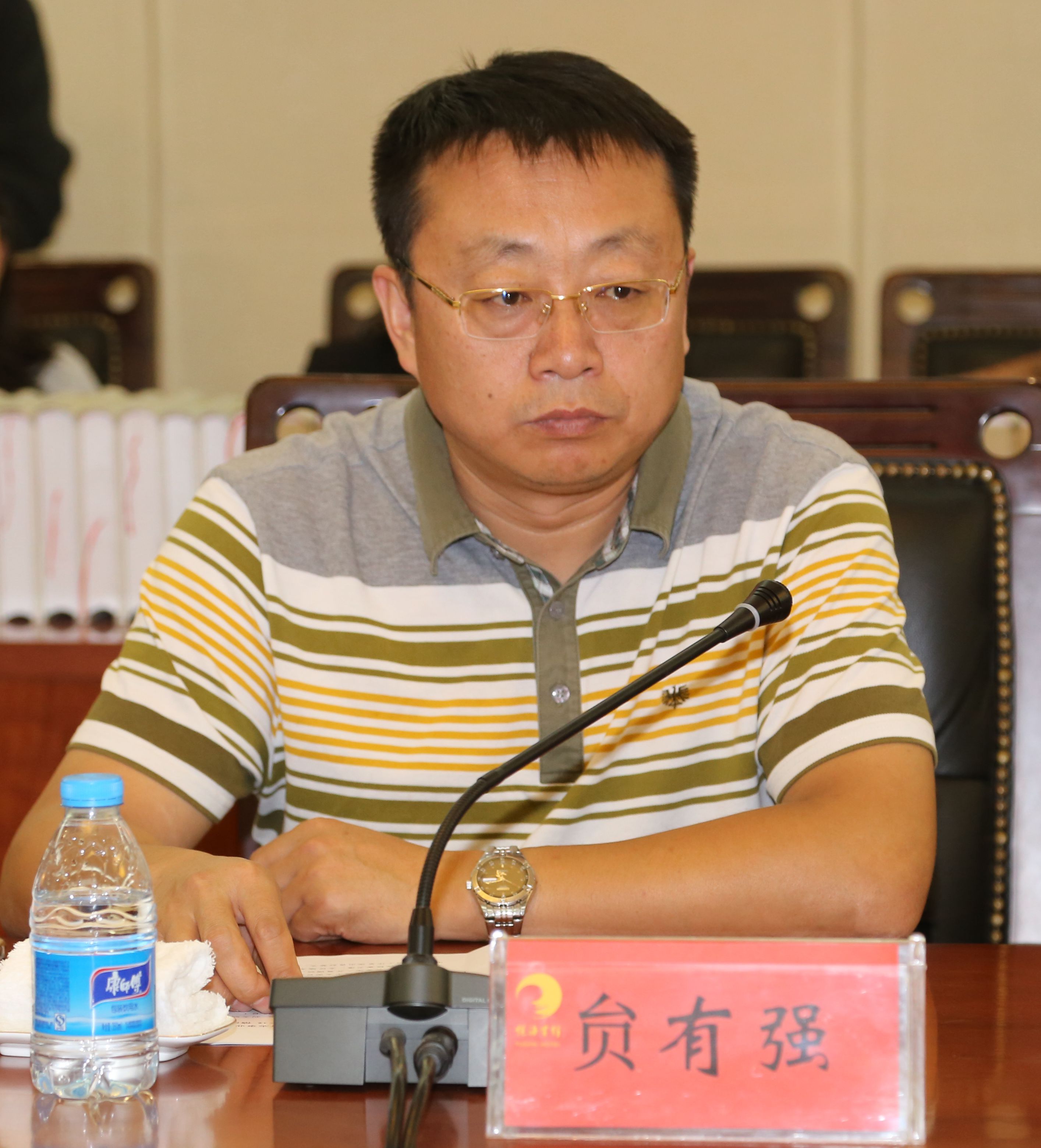 贠有强出席座谈会