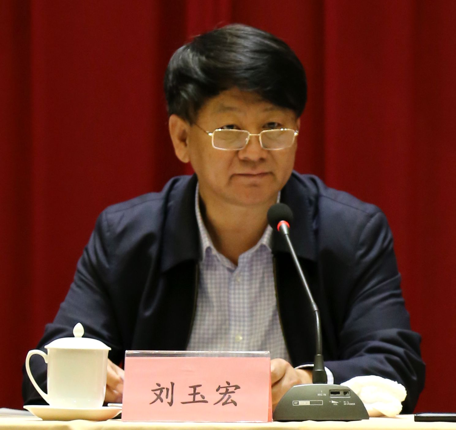 刘玉宏主持会议