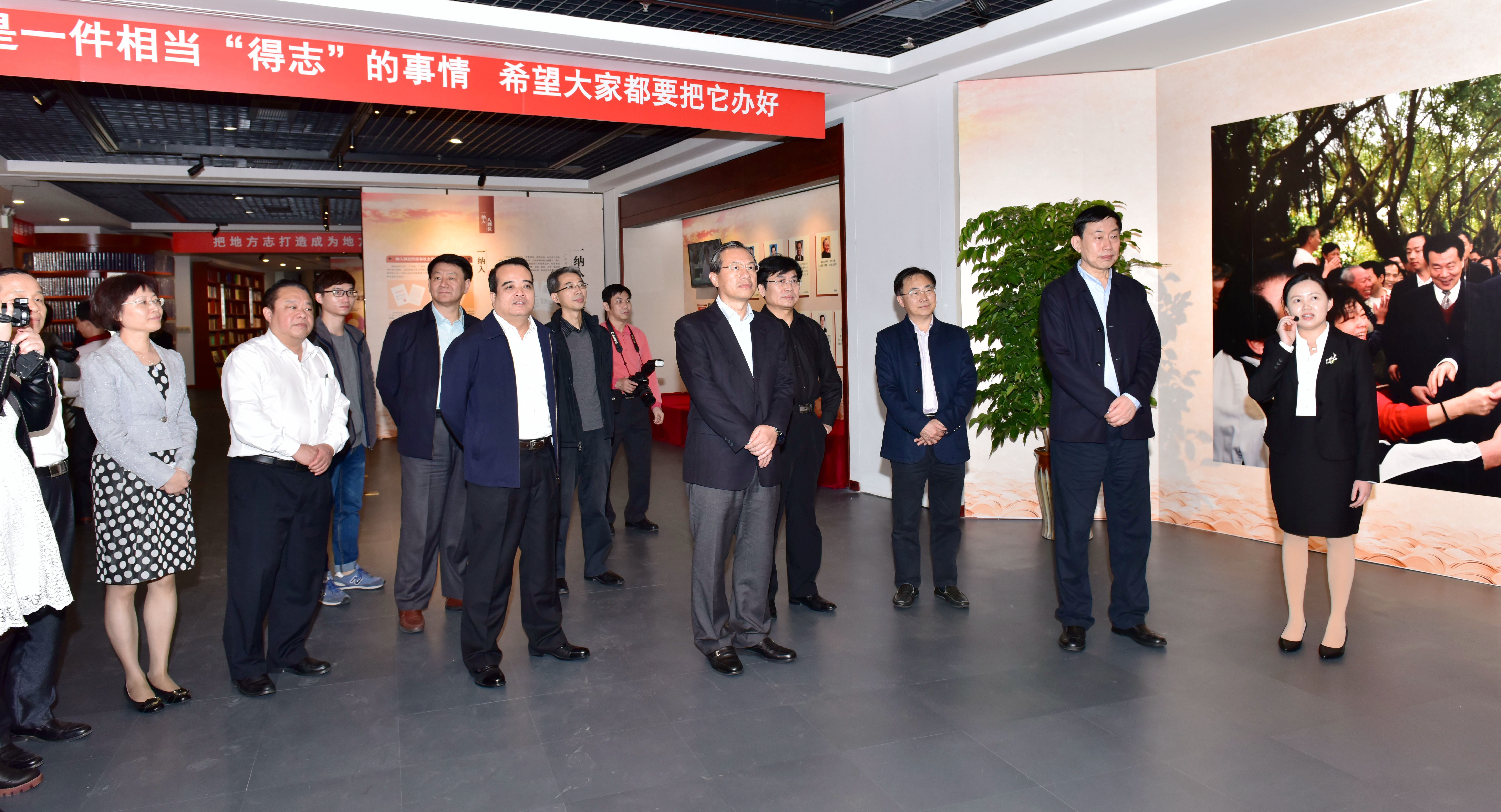 李培林等领导参观广东省地方志事业成果展_副本_副本
