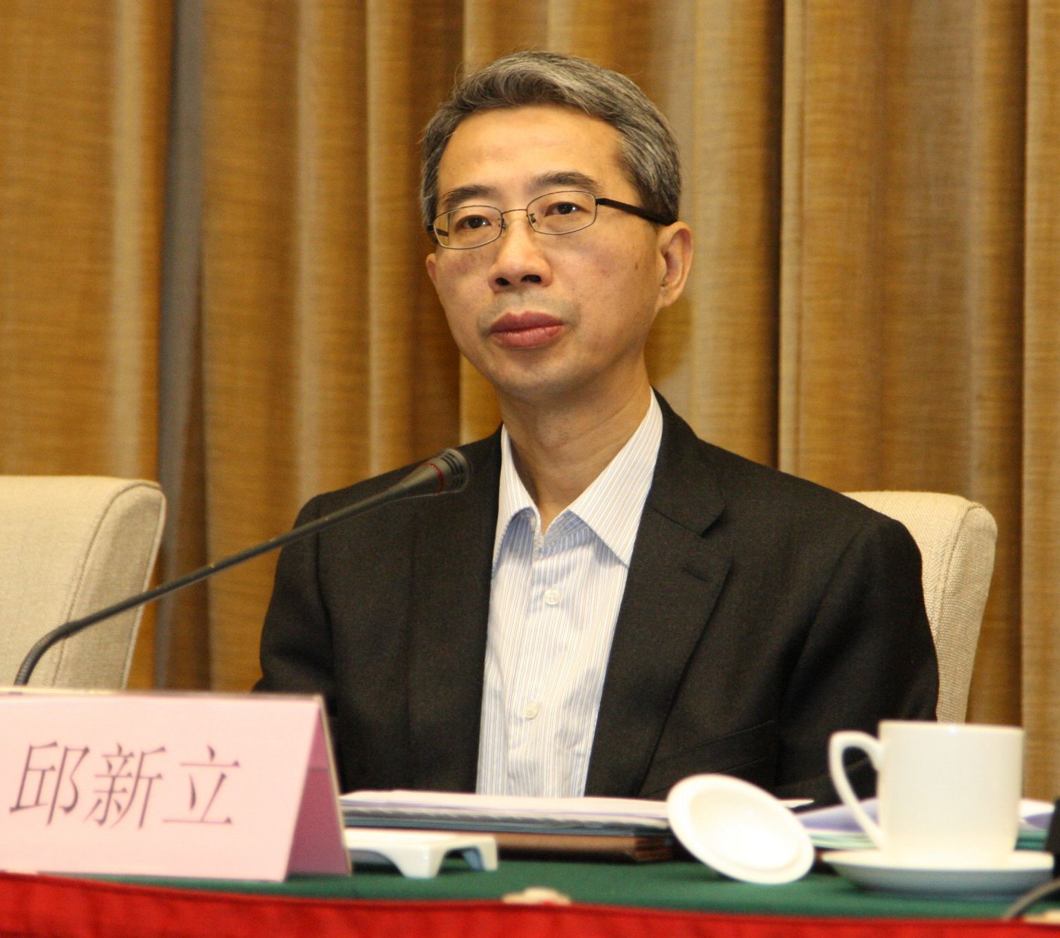 邱新立出席会议