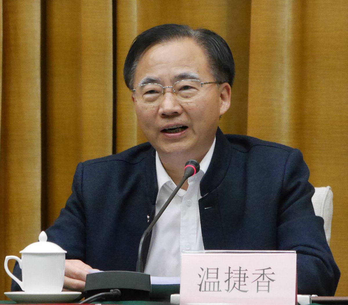 温捷香出席会议