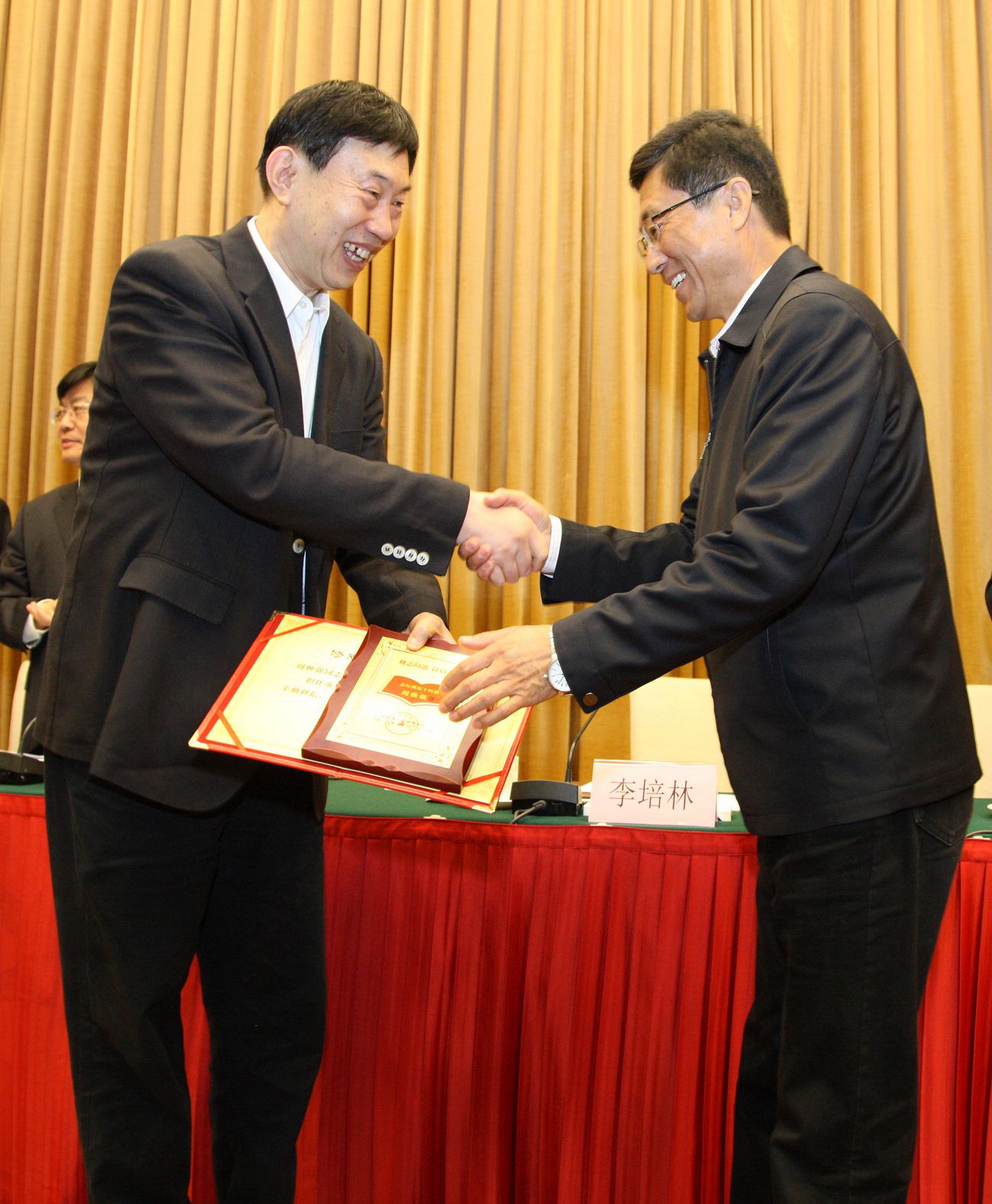 李培林向刘和鸣颁发牌匾和证书