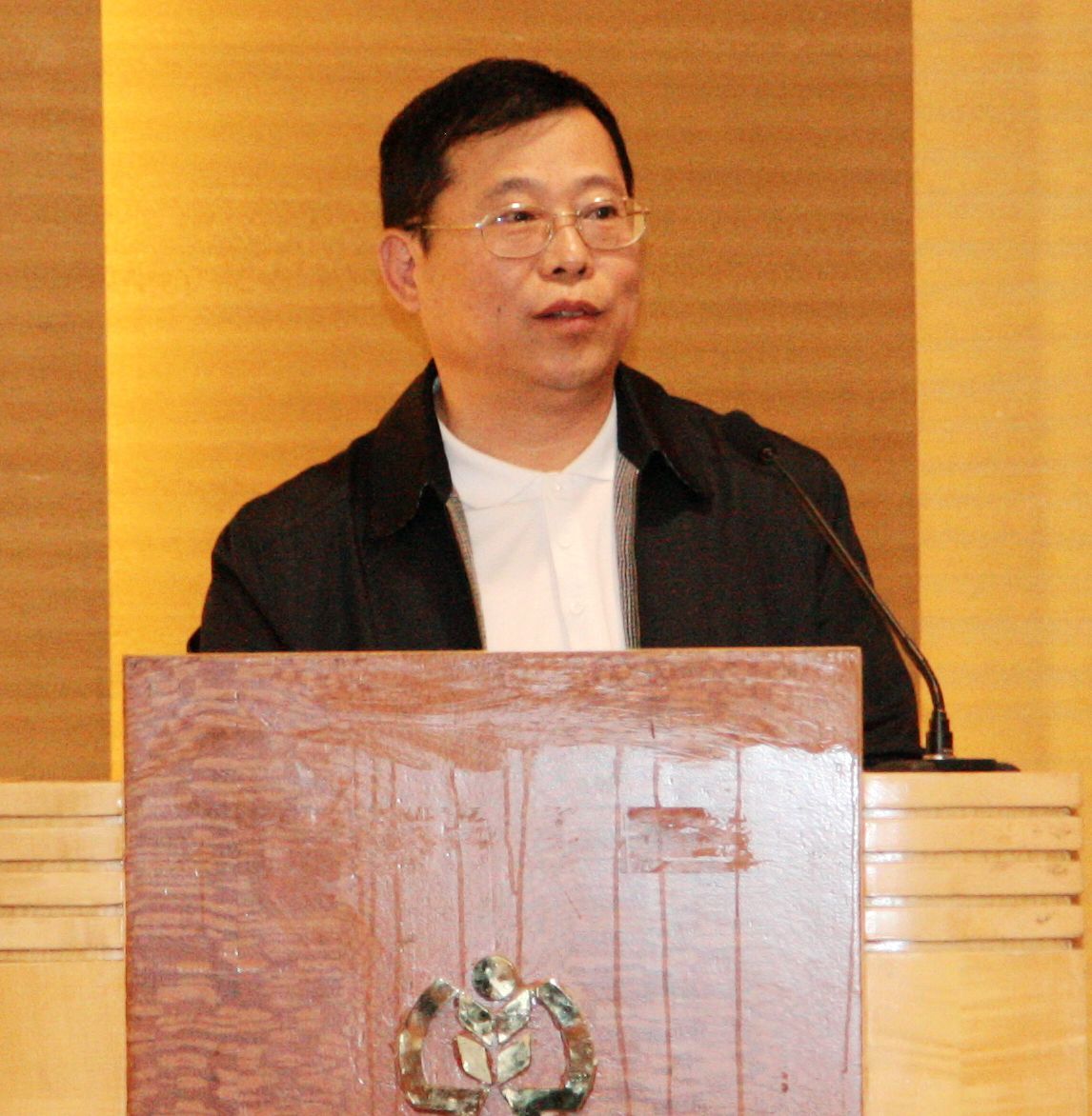 管仁富汇报讨论情况