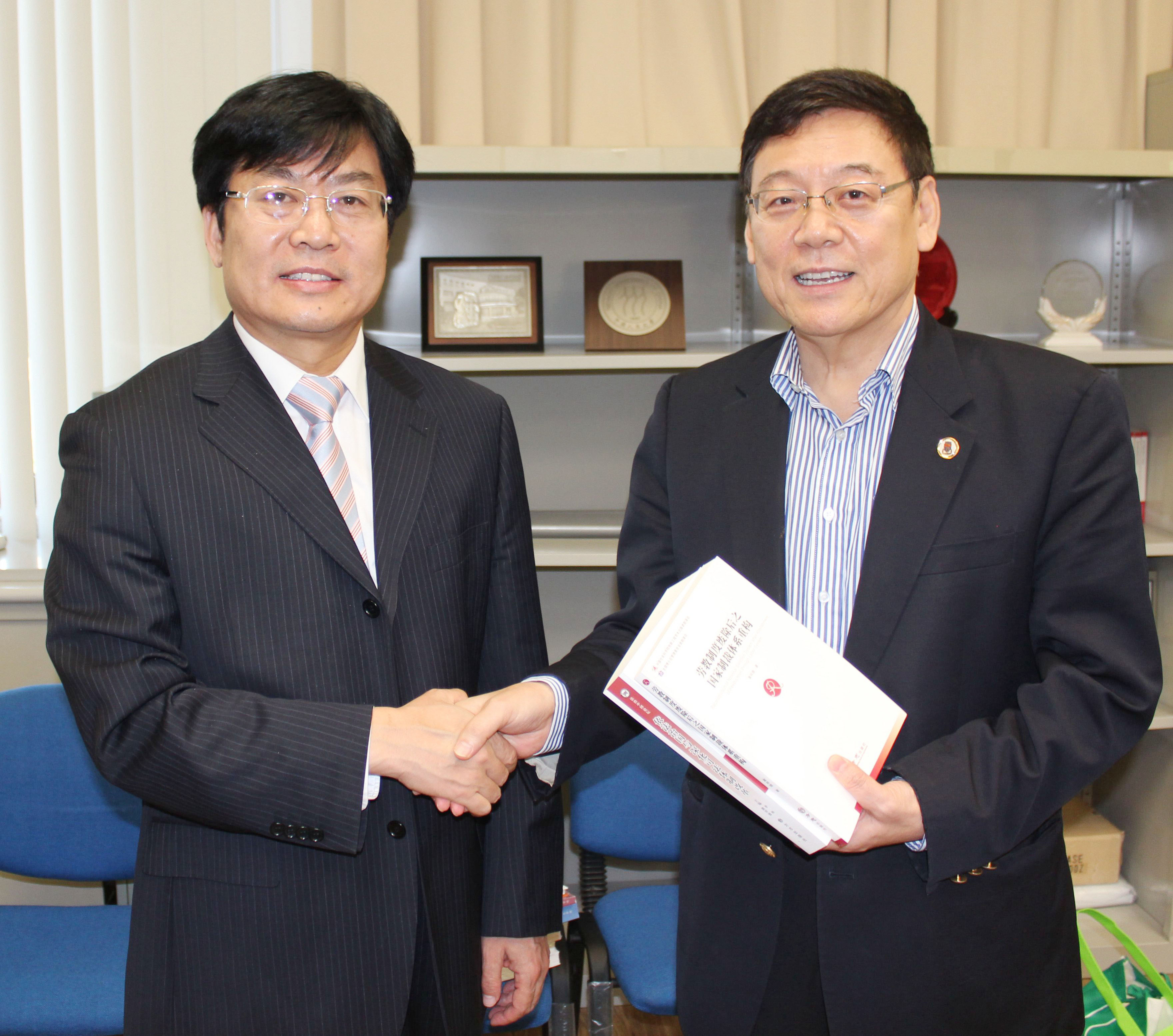 向澳门大学赠书赠书