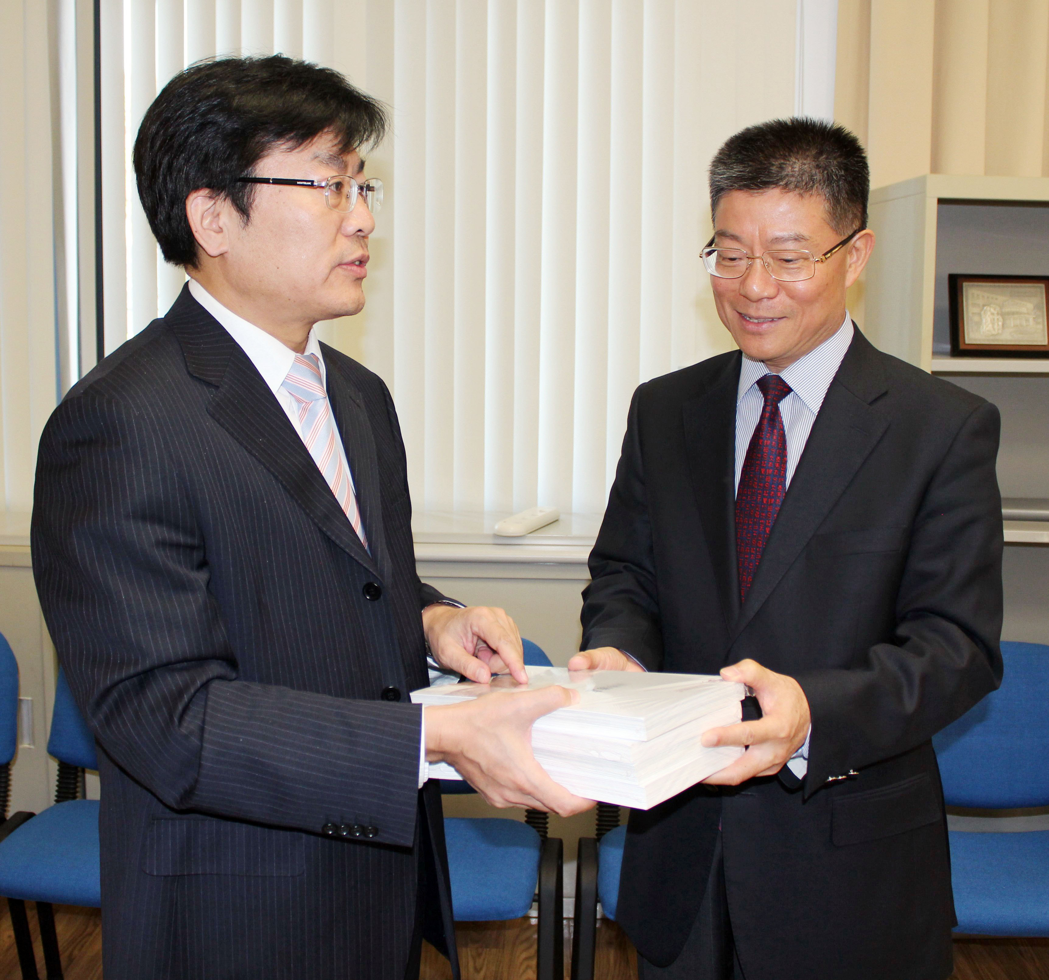 冀祥德向澳门理工学院赠书